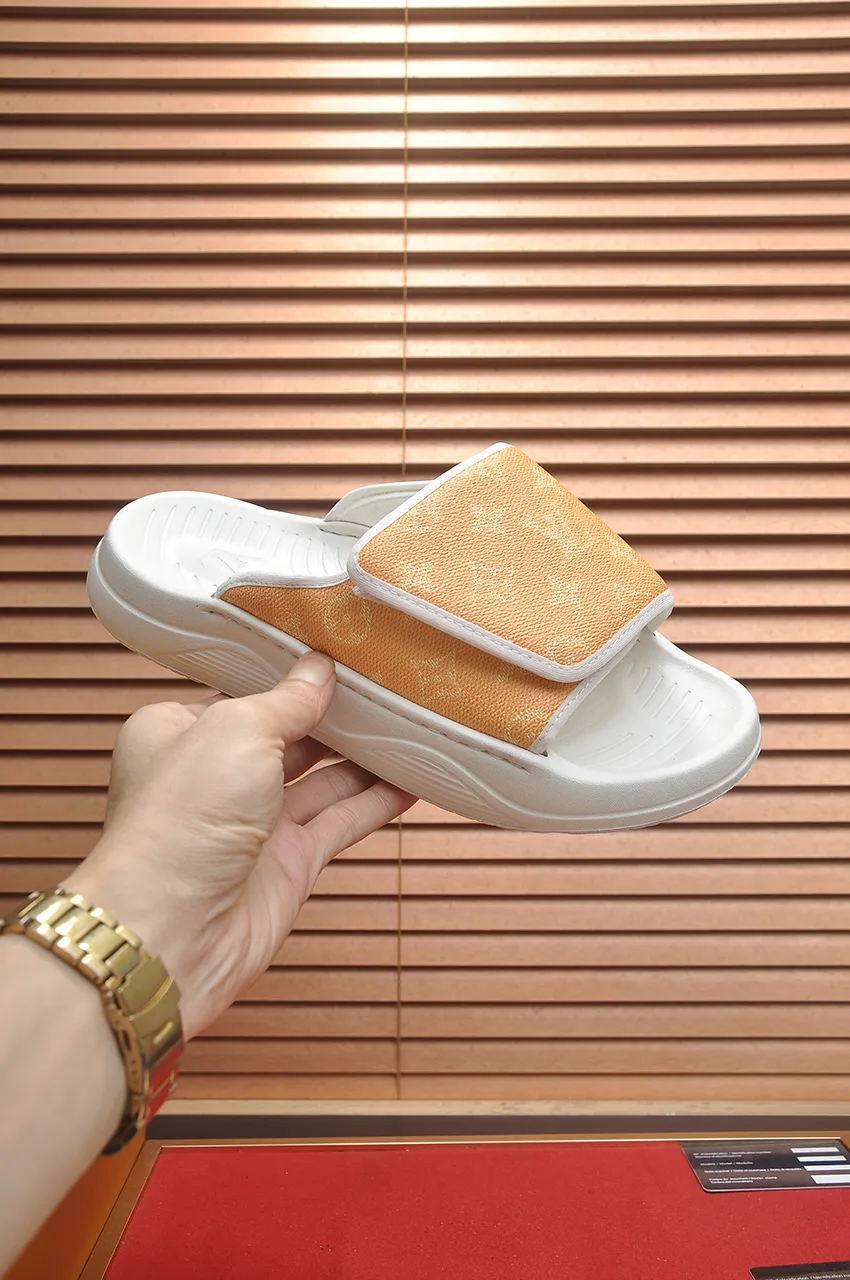 Men's men's shoes 💰340💶 [Louis Vuitton LV slippers] (high-end cowhide) counter 1:1 fashion style, a must-have for summer! The designer used LV’s iconic outsole. The original simple slippers instantly become fashionable! The upper is made of flexible special cowhide leather straps alternately, and the workmanship is exquisite! A must-have for stylish men in summer, size 38-45 (45 customized)